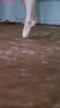 yakın, bale sınıfında, eski bir ahşap zemin üzerinde balerin glissade tr tournant, o zarif bale sınıf aracılığıyla hareket gerçekleştirir,.