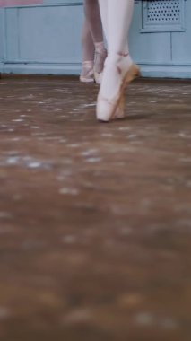 yakın, bale sınıfında, eski bir ahşap zemin üzerinde balerin glissade tr tournant, o zarif bale sınıf aracılığıyla hareket gerçekleştirir,.