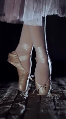 eski tiyatro salonu sahnede spot, ışınları kapatın. Balerin beyaz etek, yükseltir pointe, ayak zarif gerçekleştirir belirli bir bale egzersiz, pas de Bourré suivi.