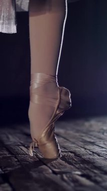 eski tiyatro salonu sahnede spot, ışınları kapatın. Balerin beyaz bale etekle pointe ayakkabı ayak üzerinde döner, zarif bir belirli bale egzersiz, Tur, pointe gerçekleştirir.