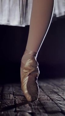 eski tiyatro salonu sahnede spot, ışınları kapatın. Balerin beyaz bale etekle pointe ayakkabı ayak üzerinde döner, zarif bir belirli bale egzersiz, Tur, pointe gerçekleştirir.