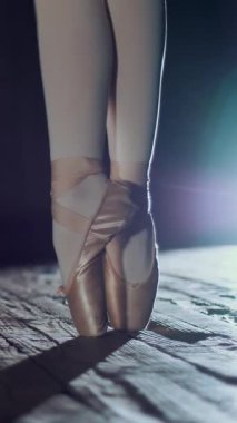 eski tiyatro salonu sahnede spot, ışınları kapatın. ayak pointe yerinde duran balerinler gerçekleştirir zarif bir bale egzersiz, pas de Bourré suivi.