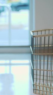 Boş alışveriş arabaları. Süpermarket. Yakın plan. Biri boş bir alışveriş arabasını bir süpermarkete yerleştiriyor..