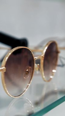 Güneş gözlüğü. Güneş gözlüklü bir vitrin. Optik dükkanı. Mağazadan güneş gözlüğü alıyor. Gözlük. alışveriş..