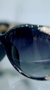 Güneş gözlüğü. Moda gözlüklerinin farklı modelleri olan bir vitrin. Yakın plan. Gözlük. Alışveriş. Perakende mağazasından güneş gözlüğü almak. Optik dükkanı...