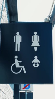 Tuvalet tabelası. Tuvalet ya da tuvalet. İmzala. İşaretçi. İşaret levhası İmza engelli tuvalet tabelası, engelliler için tuvalet. Kadın ve erkek sembolleri umumi tuvaletler, su dolapları için tabaklar üzerinde. Bebek bezi ikonu halka açık bir yerde işaretçi tahtasının üzerinde....