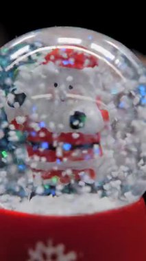 Noel balosu. Noel süsü. Yakın plan. İçinde parıltı ve biblo olan cam noel balosu. Noel ağacı aksesuarları.