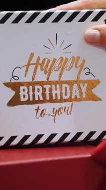 Hediye kutusu. İyi ki doğdun Yakın plan. Kurdeleli zarif bir paket kutusu. Tebrik yazısıyla birlikte beyaz hediye kutusu. Doğum günü hediyesi. Hediyeleri paketliyorum. Doğum günü, Noel, yıldönümü, tatil konsepti. Alışveriş. süpermarket.