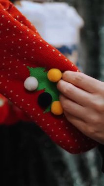 Noel hediyesi. Noel alışverişi, dekorasyon. Adil. Şenlik aksesuarları. Yakın plan. Kadınlar Noel hediyelerini, sıcak kırmızı şenlik çoraplarını dükkanda seçerler. Mutlu Noeller ve mutlu yıllar. Alışveriş merkezi.