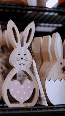 Paskalya panayırı. Yakın plan. Farklı komik Paskalya tavşanı heykelcikleri, heykelcikler. Geleneksel Avrupa paskalya dekoru ve dekorasyonları.