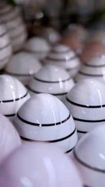 Paskalya indirimi. Paskalya süslemeleri ve dükkandaki ev için hediyeler. Paskalya yumurtaları bir mağazada sergileniyor. Katolik Paskalyası.