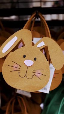 Paskalya panayırı. Yakın plan. Süslü, Paskalya hediyesi bir mağazada sergilenen tavşan çantalarına dokundu. Geleneksel Avrupa paskalya dekoru ve dekorasyonları.