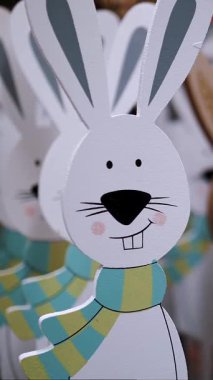 Paskalya indirimi. Farklı komik Paskalya tavşanı heykelcikleri, heykelcikler. Ev için Paskalya dekorasyonu alışverişi. Paskalya süsleri ve hediyeler dükkanda, süpermarkette..