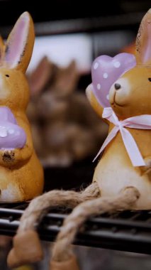 Paskalya indirimi. Farklı komik Paskalya tavşanı heykelcikleri, heykelcikler. Ev için Paskalya dekorasyonu alışverişi. Paskalya süsleri ve hediyeler dükkanda, süpermarkette..