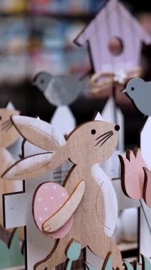 Paskalya indirimi. Farklı komik Paskalya tavşanı heykelcikleri, heykelcikler. Ev için Paskalya dekorasyonu alışverişi. Paskalya süsleri ve hediyeler dükkanda, süpermarkette..