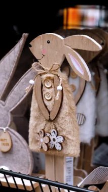 Paskalya indirimi. Farklı komik Paskalya tavşanı heykelcikleri, heykelcikler. Ev için Paskalya dekorasyonu alışverişi. Paskalya süsleri ve hediyeler dükkanda, süpermarkette..