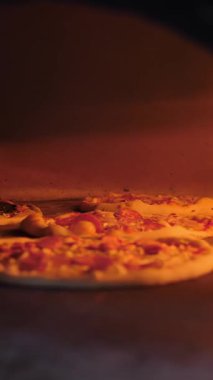 Fırında pizza pişiriliyor. Fırın sıcak ve pizza Browning.