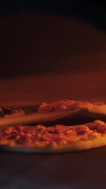 Fırında pizza pişiriliyor. Fırın sıcak ve pizza Browning.