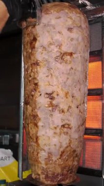 Bir aşçı et keser, shawarma, jiroskop, döner kebap yapmak için. Şişte et pişirmek
