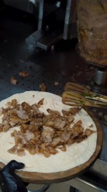 Pizza hazırlıyorum. Dikey ızgaradan dilimlenmiş et pizza malzemesidir. Şef pizza yapıyor.