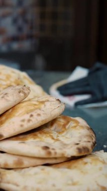 Lezzetli kebap için taze pişmiş Arap ekmeği. Restoranda özel yapım düz ekmekler. Ekmek ve fırın ürünleri.