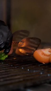 Restoranda ızgara var. Izgara sebze: soğan, domates, kebap ve et..