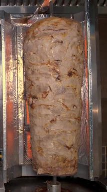 Et, shawarma ve pizza için dikey ızgarada hazır..