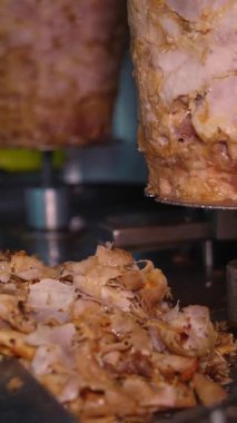 Bir aşçı et keser, shawarma, jiroskop, döner kebap yapmak için. Şişte et pişirmek