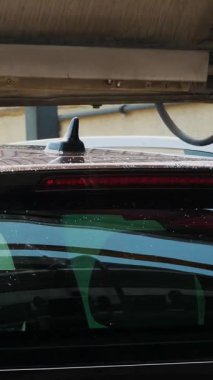 Otomatik araba kurulanıyor. Güneşli bir günde Oto Yıkama 'da Araba Temizliği Yapan Bir Yakın Çekim