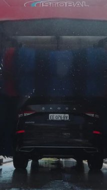BIELLA, İtalya, 25 Nisan 2024: Siyah Skoda Aracı ile Otomatik Araba Yıkama Servisi