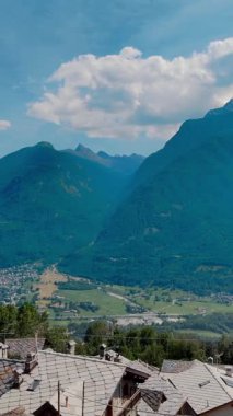 Görkemli Dağ Arkaplanlı Alp Köyü Sahnesi