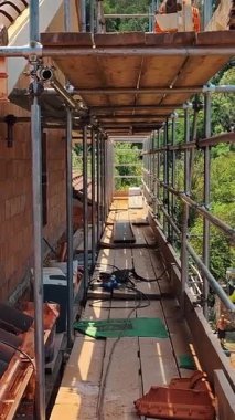 Yapı iskelesi ve araç gereçleri içeren Konut Çatı Tamirinin Kapsamlı Görünümü