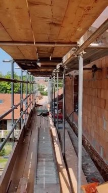 İnşaat İskelesi ve Bitmemiş Tuğla Binaları ile Şehir İnşaat Alanı