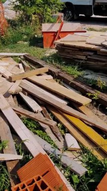 İnşaat Alanı Enkazı: Atık Ahşap ve Yapı Malzemeleri Açık Alan Ayarlarında