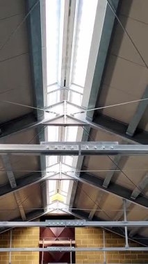 Modern Tarım Besleme Alanı: Geniş, İyi Tasarlanmış Çiftlik Çiftliği 'nin İçerisi. Otomatik Besleme Sistemi ve Havalandırması olan Modern Süt Ürünleri Çiftliği İçi