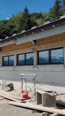 Endüstriyel İnşaat Alanı ve Dağlık Bölgedeki Bina Yenileme. Modern bir çiftliğin inşaatı.