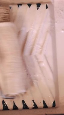 Paten boyama. Boyaya daldırmak ve özel plastik bir tepside yuvarlamak. resim için hazırlık. Boyama işlemi. Onarım. Duvar resmi. yakın plan