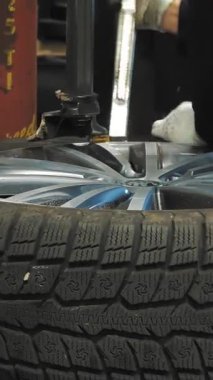 COSSATO, İTALYA, 17 NİSAN 2023: lastik uyumu. İşçi Lastiği Sil. Modern ekipmanlarda lastik hizmeti