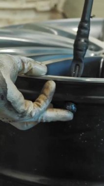 Tekerlek jant hazırlığı. Lastik servisi. Araba tekerleği. Modern ekipmanlarda lastik servisi. Tamirci, profesyonel ekipman kullanarak lastiği jantından çıkarıyor.