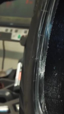 Lastik hazırlığı. Lastik servisi. Araba tekerleği. Modern teçhizata uygun lastik.