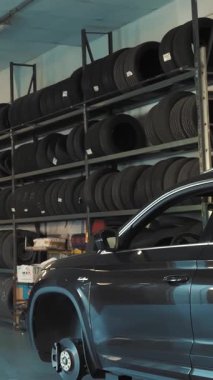 COSSATO, İtalya, 17 Nisan 2023: lastik uydurma. Otomobil tamircisi. Lastikler. Bekliyor. Arabalar için lastik lastiği var. Modern ekipman.