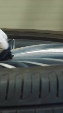 COSSATO, ITALY, 17 NİSAN 2023: tekerleğin kenarını temizle. Araba tekerleği. Lastik servisi. Yakın çekim.