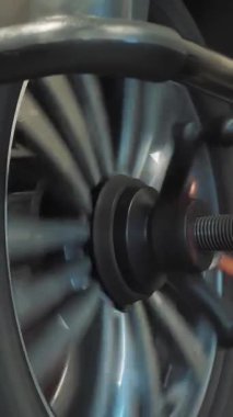 Tekerlek dengesi. Lastik montajı. Araba servisi. Yakın plan. Lastik dükkanında dengede durmak için çarklar dönüyor..