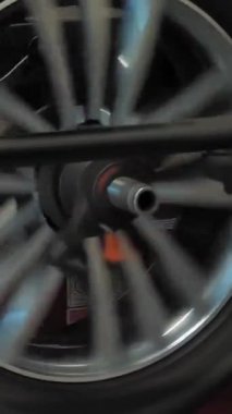 Tekerlek dengesi. Lastik montajı. Araba servisi. Yakın plan. Lastik dükkanında dengede durmak için çarklar dönüyor..