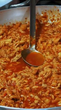 Kırmızı körili tavuk. Kapat. Acılı yemek. Baharatlı domates soslu kızarmış tavuk, büyük bir tavada. Haşlanmış tavuk güveci..