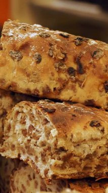 Fırın. Sokak yemeği. Yakın plan. Fırın ürünleri. Ekmek. Çörekler. Puf böreği. Farklı dolgulu kruvasanlar. Pişirme. Yemek festivali. Açık hava yemekleri. Yiyecek pazarı. Adil. sokak pazarı.