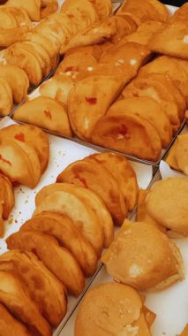 Fırın. Sokak yemeği. Yakın plan. Fırın ürünleri. Ekmek. Çörekler. Puf böreği. Farklı dolgulu kruvasanlar. Pişirme. Yemek festivali. Açık hava yemekleri. Yiyecek pazarı. Adil. sokak pazarı.