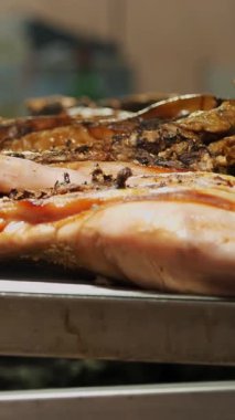 - Et. Sokak yemeği. Yakın plan. Izgara et. Taze pişmiş taze domuz leşi, bir tükürükte kızartılmış. ateşte et pişirmek. Barbekü. Yemek festivali. Açık hava yemekleri. Adil. Şaşlık. Kızarmış kaburga.