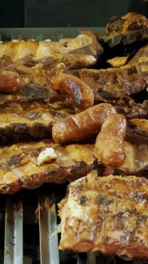- Et. Sokak yemeği. Yakın plan. Izgara et. Taze pişmiş taze domuz leşi, bir tükürükte kızartılmış. ateşte et pişirmek. Barbekü. Yemek festivali. Açık hava yemekleri. Adil. Şaşlık. Kızarmış kaburga.