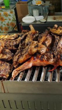 - Et. Sokak yemeği. Yakın plan. Izgara et. Taze pişmiş taze domuz leşi, bir tükürükte kızartılmış. ateşte et pişirmek. Barbekü. Yemek festivali. Açık hava yemekleri. Adil. Şaşlık. Kızarmış kaburga.